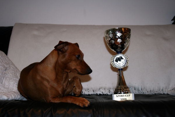Lara mit Ihrem Pokal für den Sportcup 2008